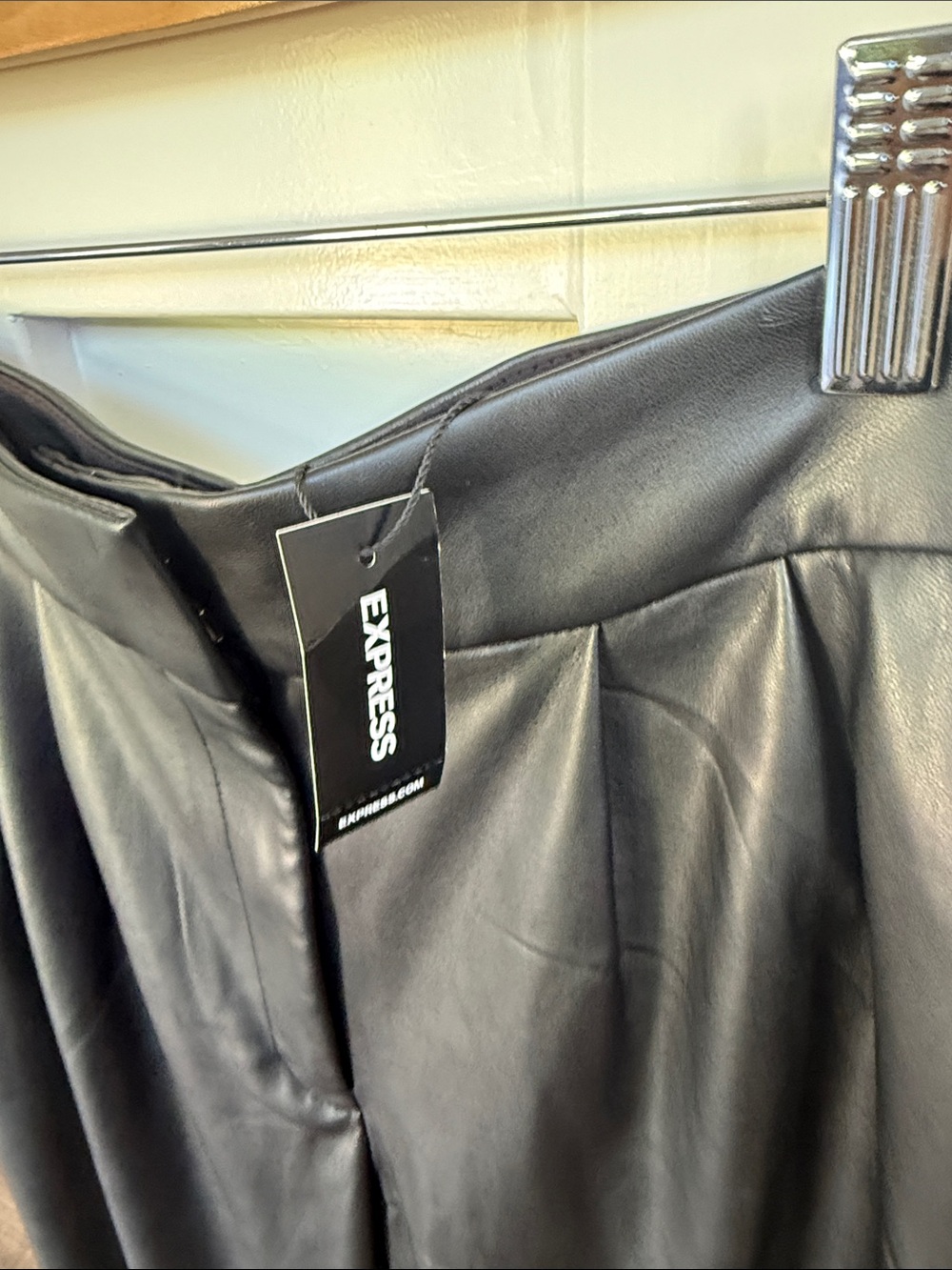 Express NWT Black Faux Leather Pleated Ankle Pants Ladies 4L - Picture 3 of 8